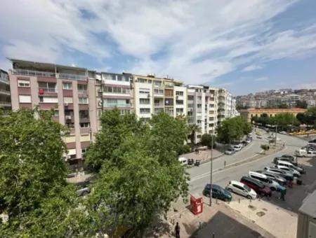 Küçükyalı'da Cadde Üzeri 3+1 100 M2 Arakat Masrafsız Asansörlü Daire