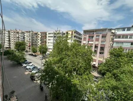 Küçükyalı'da Cadde Üzeri 3+1 100 M2 Arakat Masrafsız Asansörlü Daire