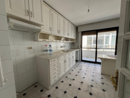 Mithatpaşa   Göztepede   4+1  220M2  7.Kat Kiralık Yalı Dairesi