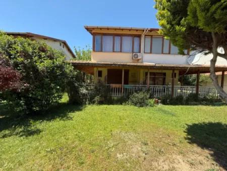 Akarca’da Geniş Bahçeli, Denize Yürüme Mesafesinde Özel Villa!