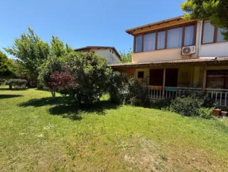 Akarca’da Geniş Bahçeli, Denize Yürüme Mesafesinde Özel Villa!