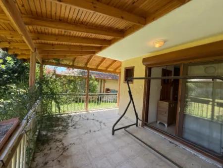 Akarca’da Geniş Bahçeli, Denize Yürüme Mesafesinde Özel Villa!