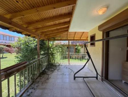 Akarca’da Geniş Bahçeli, Denize Yürüme Mesafesinde Özel Villa!