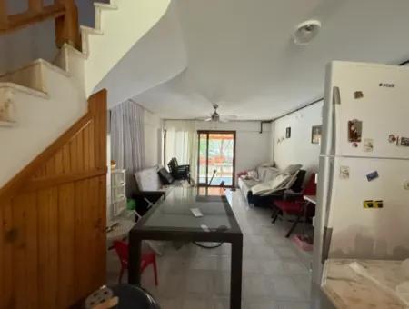 Akarca’da Geniş Bahçeli, Denize Yürüme Mesafesinde Özel Villa!