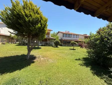 Akarca’da Geniş Bahçeli, Denize Yürüme Mesafesinde Özel Villa!