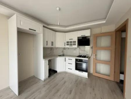 Seferihisar Camikebir Mahallesi Gözsüzler Caddesi Üzerinde Kiralık Geniş Ve Kullanışlı 2+1 Daire