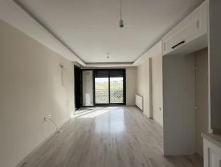 Seferihisar Camikebir Mahallesi Gözsüzler Caddesi Üzerinde Kiralık Geniş Ve Kullanışlı 2+1 Daire