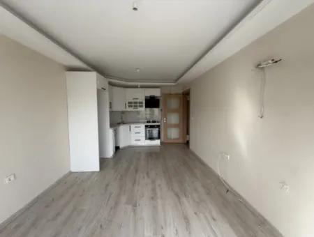 Seferihisar Camikebir Mahallesi Gözsüzler Caddesi Üzerinde Kiralık Geniş Ve Kullanışlı 2+1 Daire