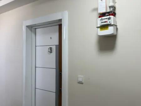 Seferihisar Camikebir Mahallesi Gözsüzler Caddesi Üzerinde Kiralık Geniş Ve Kullanışlı 2+1 Daire