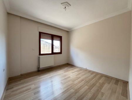 Seferihisar Camikebir Mahallesinde Doğalgazlı Satılık 3+1 Daire