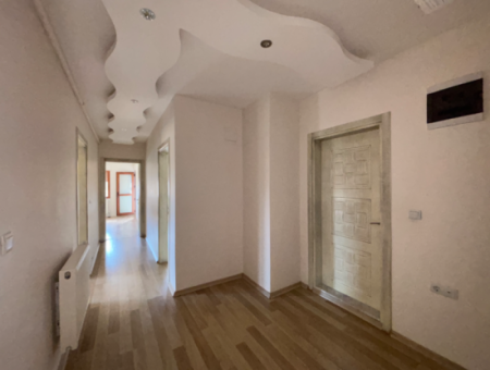 Seferihisar Camikebir Mahallesinde Doğalgazlı Satılık 3+1 Daire