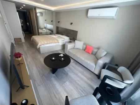 Ilıca’nın Kalbinde, Plaja 20 Metre Mesafede Otel Konforunda 1+0 Rezidansda Yerlerimiz Mevcuttur.