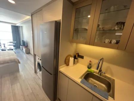 Ilıca’nın Kalbinde, Plaja 20 Metre Mesafede Otel Konforunda 1+0 Rezidansda Yerlerimiz Mevcuttur.