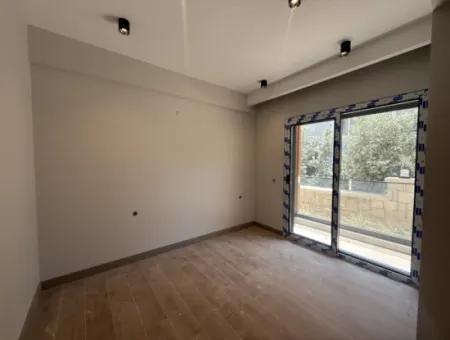 Seferihisar Çolakibrahimbey Mahallesi’nde Lüks Detaylarla Donatılmış, Havuzlu Sıfır Daire