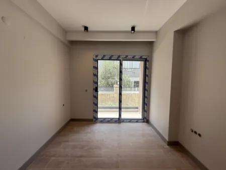 Seferihisar Çolakibrahimbey Mahallesi’nde Lüks Detaylarla Donatılmış, Havuzlu Sıfır Daire