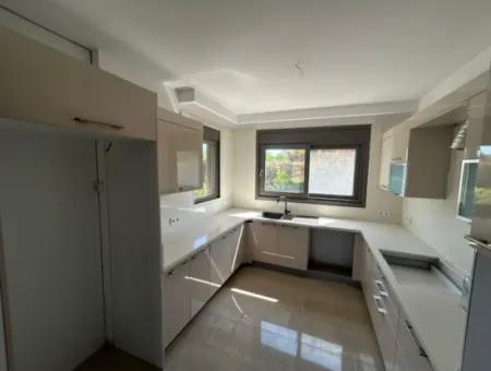 Doğa İle İç İçe, Denize Yürüme Mesafesinde Lüks Dubleks Kiralık  Villa!
