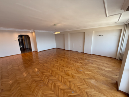 Küçükyalı Karantina Meydanında 3+1+Kiler 150 M2 Arakat Yalı Dairesi