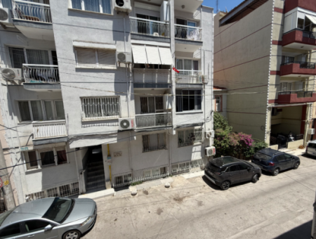 Küçükyalı'da Caddeye Yakın Tadilatlı Doğalgazlı Daire