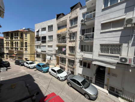 Küçükyalı'da Caddeye Yakın Tadilatlı Doğalgazlı Daire