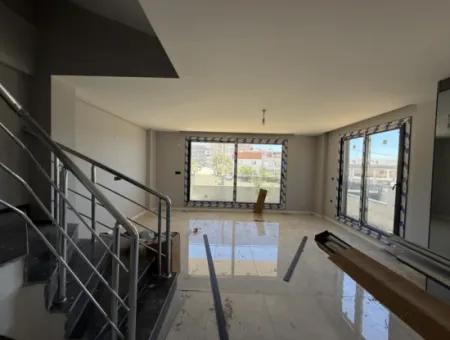 Seferihisar Çolakibrahimbey’de, Doğanın Ritmini Yaşayacağınız, Zamanın Yavaş Aktığı, Şehirden Uzak Hayata Yakın, Bahçesiyle Nefes Aldıran, Doğanın Sesiyle Uyanacağınız Lüks Villa