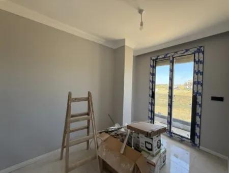 Seferihisar Çolakibrahimbey’de, Doğanın Ritmini Yaşayacağınız, Zamanın Yavaş Aktığı, Şehirden Uzak Hayata Yakın, Bahçesiyle Nefes Aldıran, Doğanın Sesiyle Uyanacağınız Lüks Villa