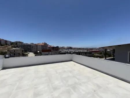Seferihisar Çolakibrahimbey’de, Doğanın Ritmini Yaşayacağınız, Zamanın Yavaş Aktığı, Şehirden Uzak Hayata Yakın, Bahçesiyle Nefes Aldıran, Doğanın Sesiyle Uyanacağınız Lüks Villa