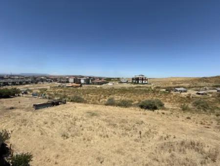 Seferihisar Çolakibrahimbey’de, Doğanın Ritmini Yaşayacağınız, Zamanın Yavaş Aktığı, Şehirden Uzak Hayata Yakın, Bahçesiyle Nefes Aldıran, Doğanın Sesiyle Uyanacağınız Lüks Villa