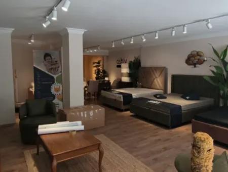Alsancak Sevinç Pastanesi Yanı – Cam Vitrinli Kiralık Ofis