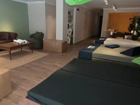Alsancak Sevinç Pastanesi Yanı – Cam Vitrinli Kiralık Ofis