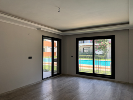 Seferihisar Güzelkent Sitesinde Bahçe Katı Satılık 3+1 Daire