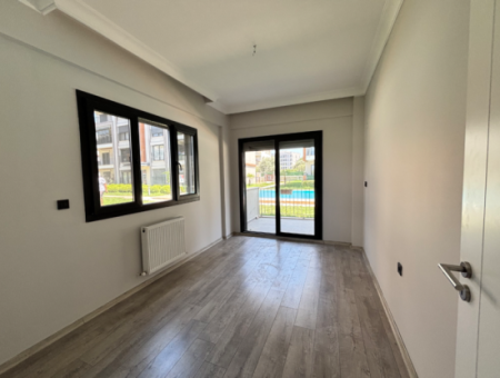 Seferihisar Güzelkent Sitesinde Bahçe Katı Satılık 3+1 Daire