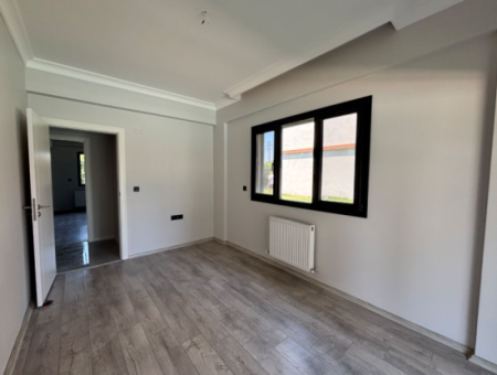 Seferihisar Güzelkent Sitesinde Bahçe Katı Satılık 3+1 Daire