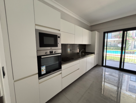 Seferihisar Güzelkent Sitesinde Bahçe Katı Satılık 3+1 Daire