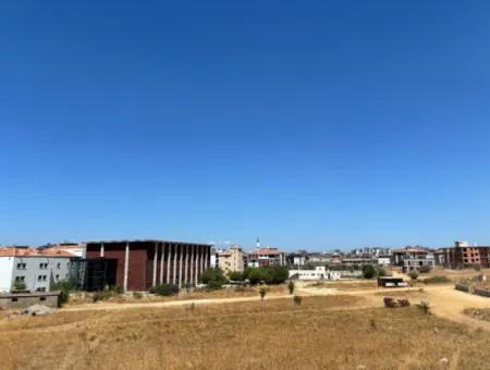 Seferihisar Çolakibrahimbey Mahallesi’nde Yatay Mimariye Uygun, Villa Yapımına Elverişli Satılık Arsa