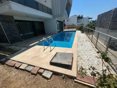 Bodrum Turgutreis Yalı'da Denizin Kıyısında Müstakil Lüks Villa 
