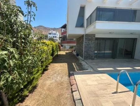 Bodrum Turgutreis Yalı'da Denizin Kıyısında Müstakil Lüks Villa 
