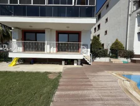 Seferihisar Çolakibrahimbey Mahallesi’nde, Havuzlu Site İçinde, 4+2 Dubleks Satılık Daire
