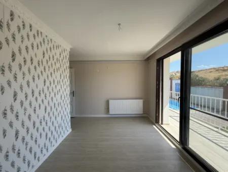 Seferihisar Çolakibrahimbey Mahallesi’nde, Havuzlu Site İçinde, 4+2 Dubleks Satılık Daire