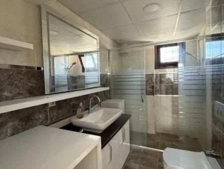 Seferihisar Çolakibrahimbey Mahallesi’nde, Havuzlu Site İçinde, 4+2 Dubleks Satılık Daire