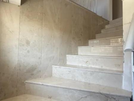 Seferihisar Çolakibrahimbey Mahallesi’nde, Havuzlu Site İçinde, 4+2 Dubleks Satılık Daire