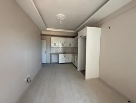 Seferihisar Devlet Hastanesi Yakınında, Sıfır, 1+1 Satılık Daire – Kapalı Otoparklı, Balkonlu Ve Merkezi Konumda