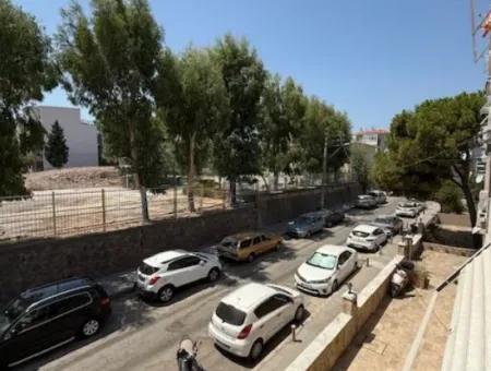 Murat Reis İlkokulu Karşısında Metroya Yürüme Mesafesi Full Tadilatlı Ferah Daire