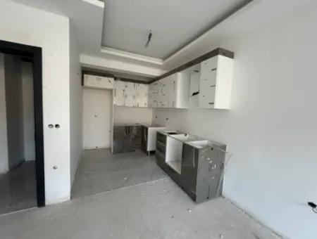 Seferihisar Devlet Hastanesi Yakınında, Geniş Kullanım Alanlı, Sıfır 2+1 Satılık Daire