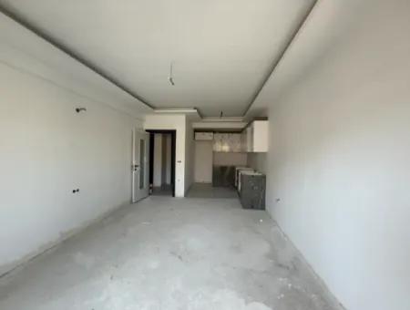 Seferihisar Devlet Hastanesi Yakınında, Geniş Kullanım Alanlı, Sıfır 2+1 Satılık Daire