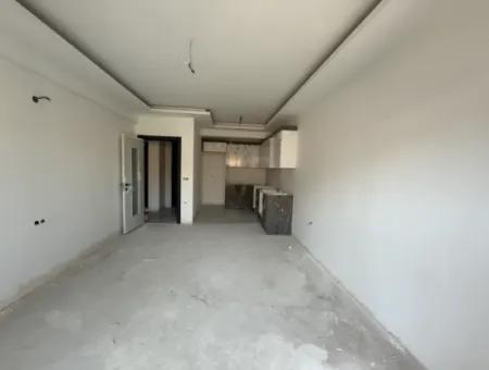 Seferihisar Devlet Hastanesi Yakınında, Geniş Kullanım Alanlı, Sıfır 2+1 Satılık Daire