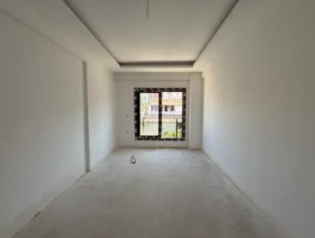 Seferihisar Devlet Hastanesi Yakınında, Geniş Kullanım Alanlı, Sıfır 2+1 Satılık Daire