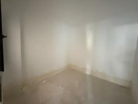 Seferihisar Devlet Hastanesi Yakınında, Geniş Kullanım Alanlı, Sıfır 2+1 Satılık Daire