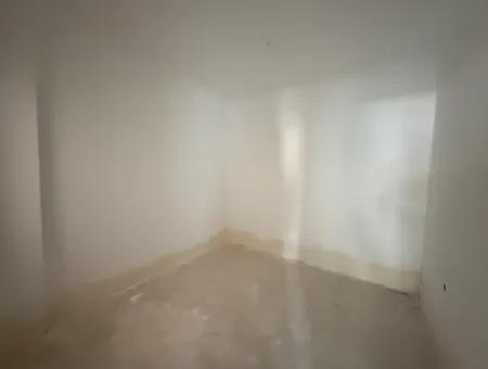 Seferihisar Devlet Hastanesi Yakınında, Geniş Kullanım Alanlı, Sıfır 2+1 Satılık Daire