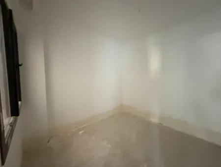 Seferihisar Devlet Hastanesi Yakınında, Geniş Kullanım Alanlı, Sıfır 2+1 Satılık Daire