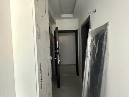 Seferihisar Devlet Hastanesi Yakınında, Geniş Kullanım Alanlı, Sıfır 2+1 Satılık Daire